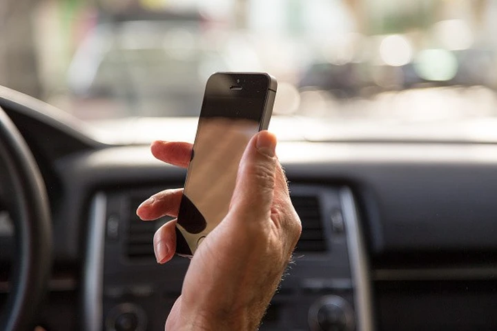 Cellulare alla guida, si torna alla linea dura. Sospensione fino a 6 mesi