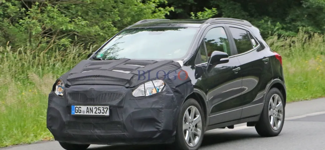 Opel Mokka: foto spia del facelift