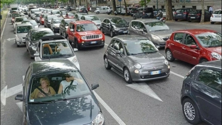 Parco auto italiano: uno su cinque con gomme lisce, uno su quattro senza revisione