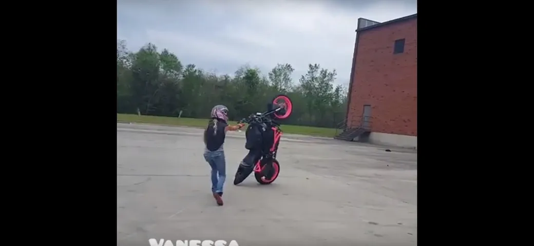 Moto sfugge al controllo della sua acrobata [Video]