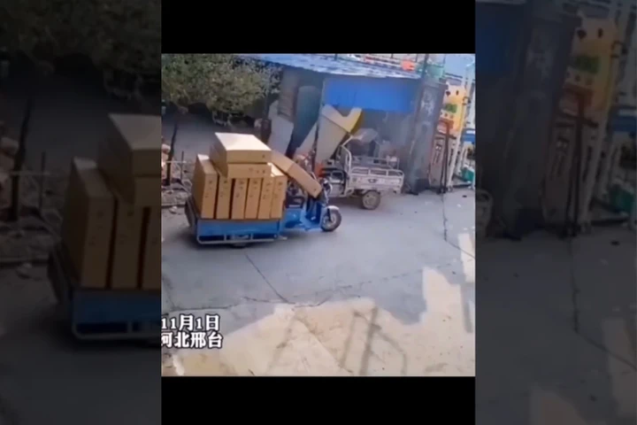Carica il tre ruote, ma si ingrana la marcia e parte (Video)