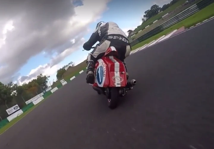 Lambretta Vs Superbike in pista [Video]