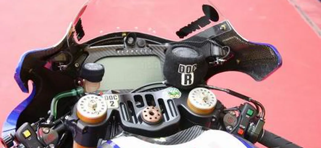 La strana piastra forcella di Valentino Rossi