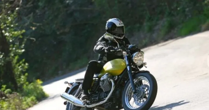 Test Moto Guzzi V7 Cafè Classic, un salto nella storia