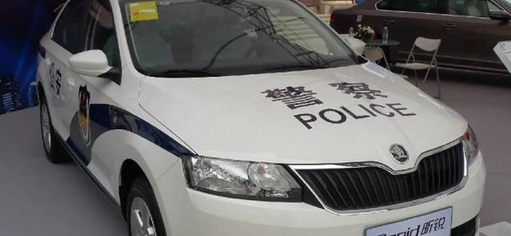La Polizia di Dubai viaggia su una Veyron? In Cina rispondono con una... Skoda Rapid