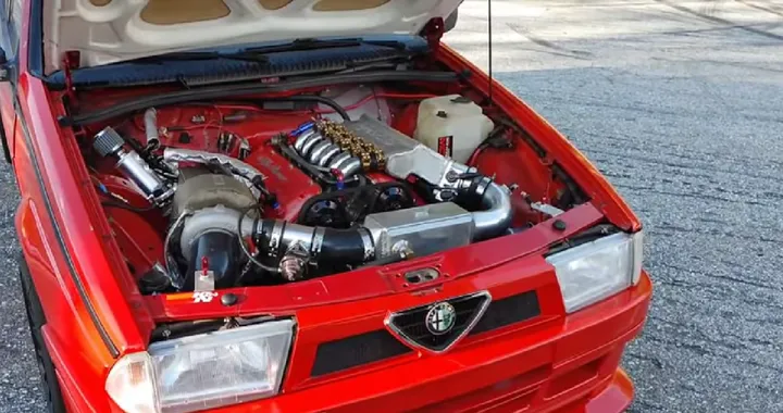 Questa Alfa 75 porta il motore Busso a vette mai raggiunte: epica