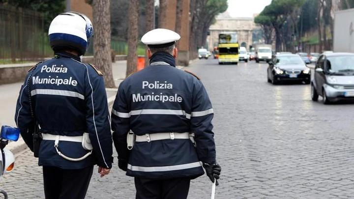 Ragazzini obbligati dai vigili a pagare multe di altri