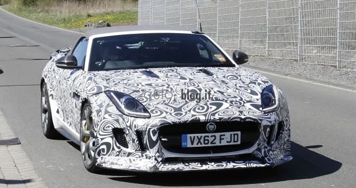 Jaguar F-Type RS: foto spia di una variante alleggerita?