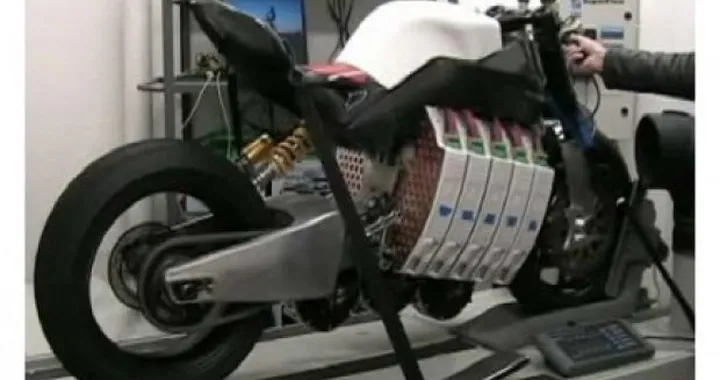 Motoczysz E1pc elettrica al banco: 200 km/h in meno di 11 secondi