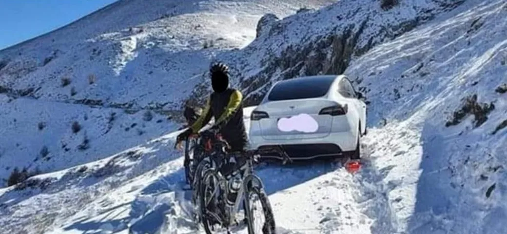Abbandonano una Tesla dopo essere rimasti bloccati nella neve