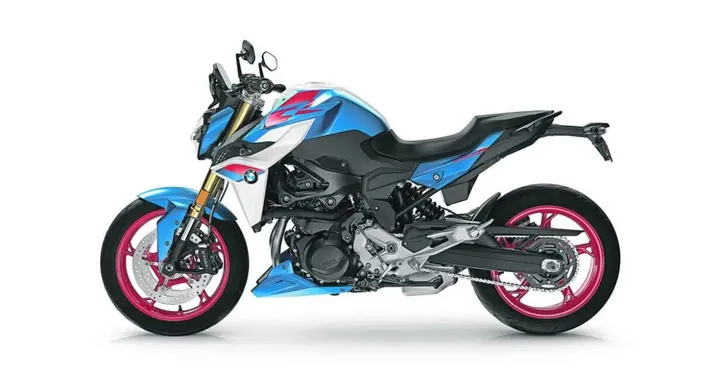 BMW rinnova l'impegno con la F900 R Cup fino al 2027