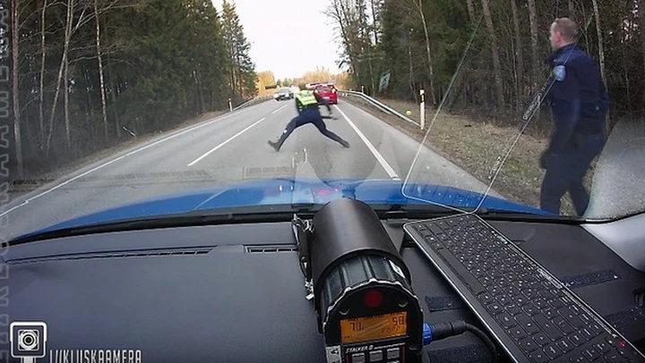 Come la polizia estone ha fermato l'auto in fuga [Video]