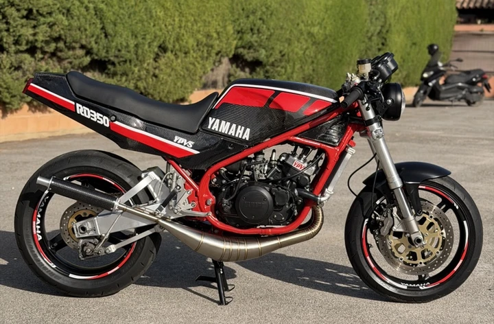 Yamaha RD350 YPVS, la “Vedova Nera” in carbonio pesa 140 kg