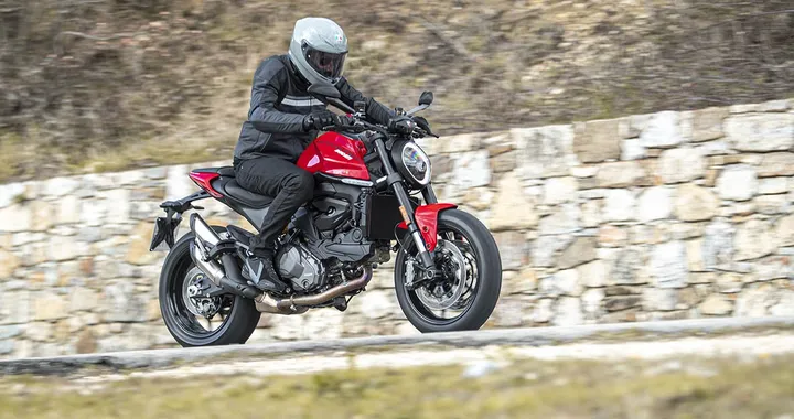 Ducati Monster 2021, altro che "sacrilegio": la prova su strada (VIDEO)