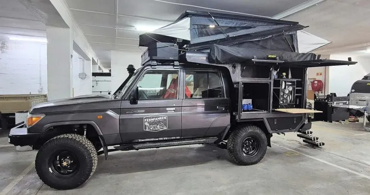 Questo Toyota Land Cruiser nasconde un camper completo con quattro posti letto