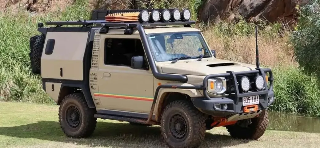 Quando la Suzuki Jimny incontra la Toyota Land Cruiser in un fuoristrada unico