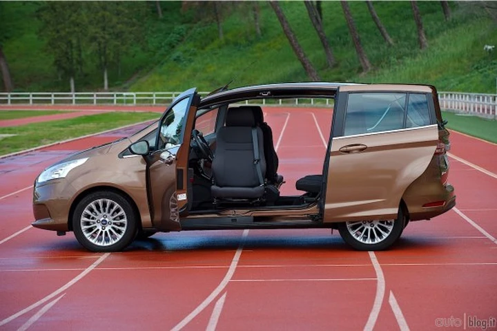 Ford B-Max: sedile girevole per agevolare le persone con capacità motorie limitate