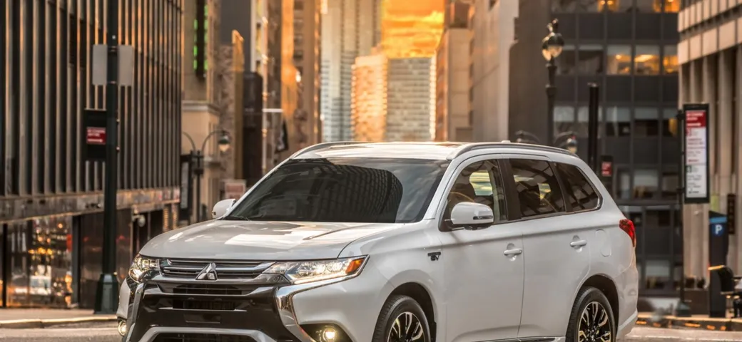 La Mitsubishi Outlander PHEV debutta a New York