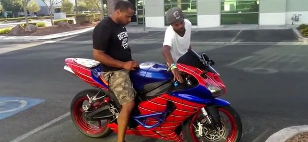 Epic Fail: guida la moto di Spiderman e va a sbattere [Video]