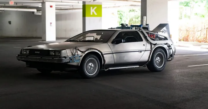 DeLorean DMC-12 di "Ritorno al futuro": in vendita una replica
