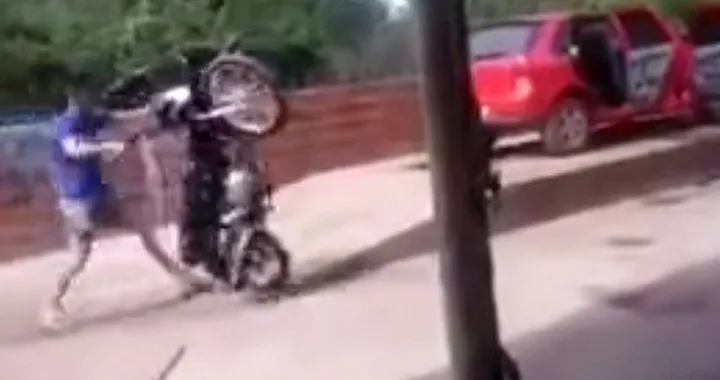 Video Epic Fail: motociclista freestyler dilettante sbatte la faccia sul muro