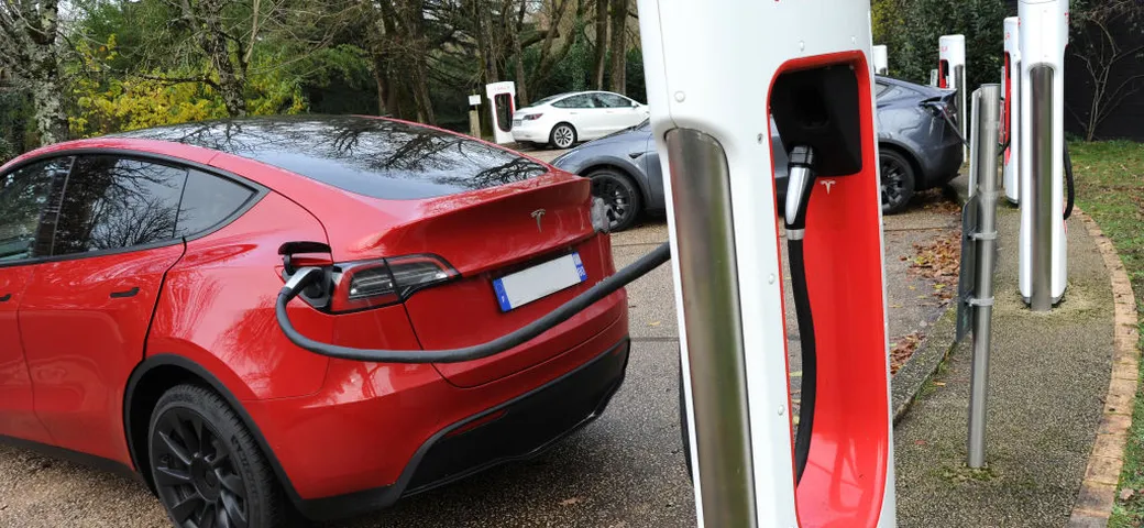 Tesla in picchiata verticale, azioni in calo: -42% in appena due mesi
