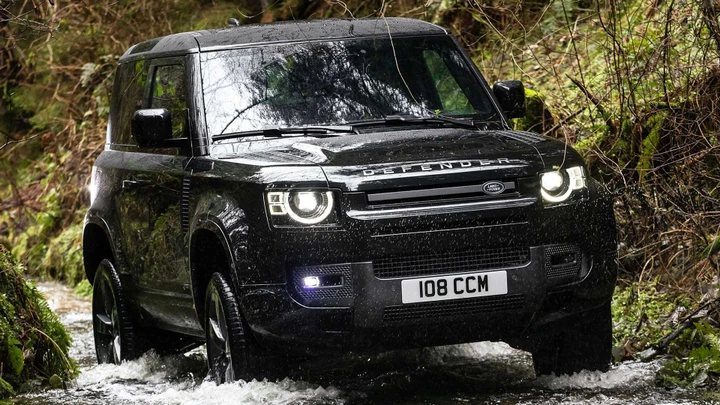 Land Rover Defender: allo studio le versioni sportive SVX ed SVR