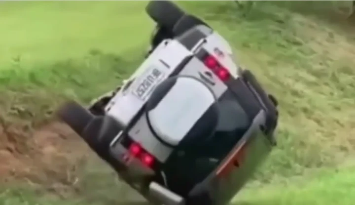 Land Rover Defender: come farla capovolgere in off-road [Video]