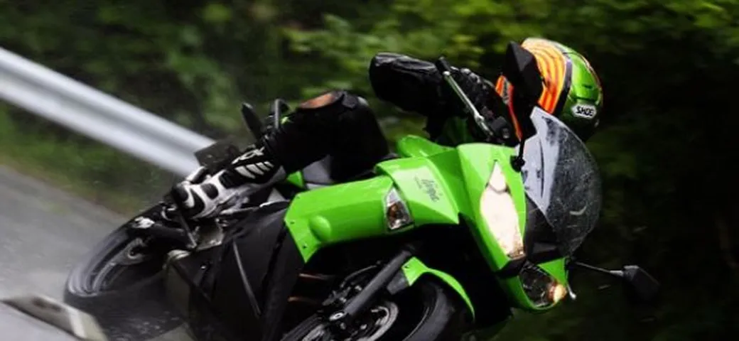 Spiata la Kawasaki Ninja 400R 2011
