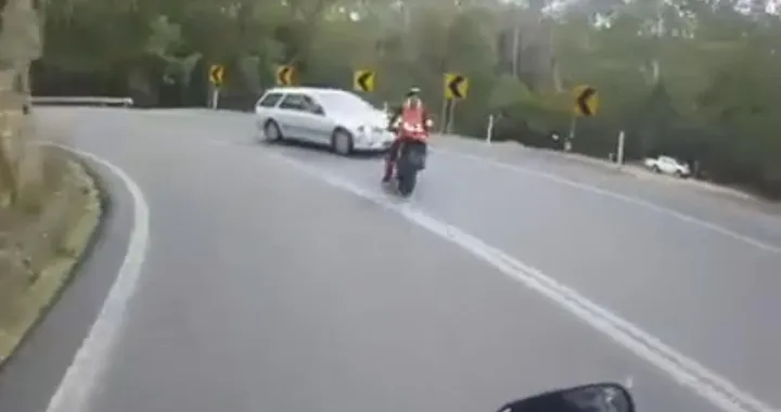 Arriva lungo in curva e centra un'auto, illeso [Video]