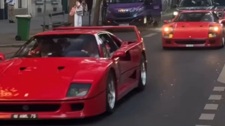 Otto Ferrari F40 in fila a Parigi: il convoglio da 24 milioni di dollari che ha fermato la città