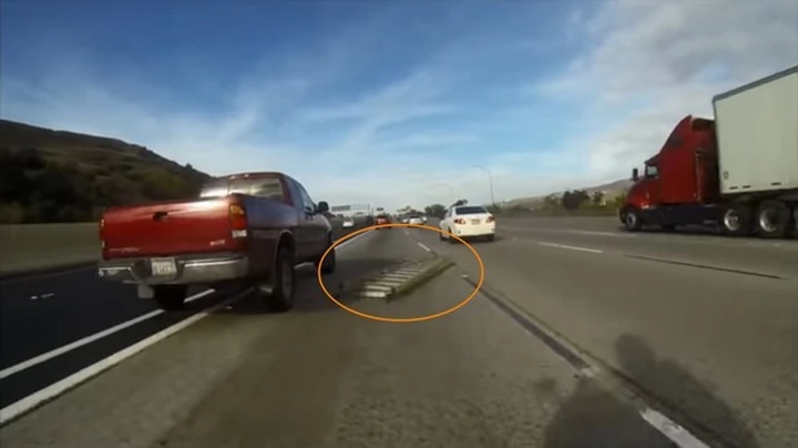 Urta una 'scala' in autostrada e cade! [Video]