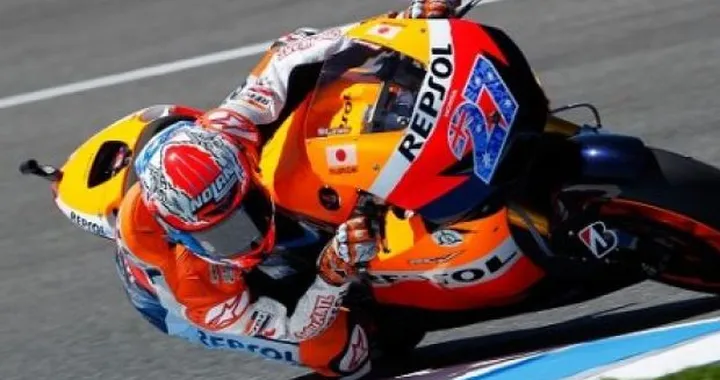 MotoGP: FP1 e FP2 a Phillip Island sotto il segno di Casey Stoner, seguito da Simoncelli e Lorenzo. Rossi lontano a 1,6 e 1,4 secondi