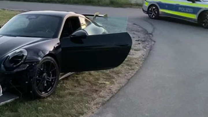 Porsche 911 GT3 si schianta sull’A66 e il conducente fugge: danni oltre 120.000 euro