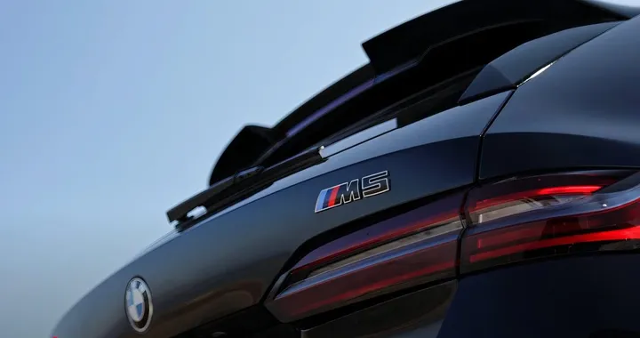 BMW M5, Richard Hammond al volante della super station wagon ibrida