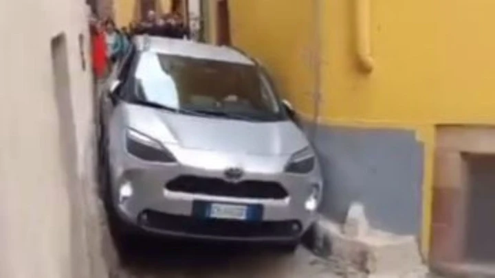 Auto incastrata in un paesino della Sardegna: il GPS tradisce ancora