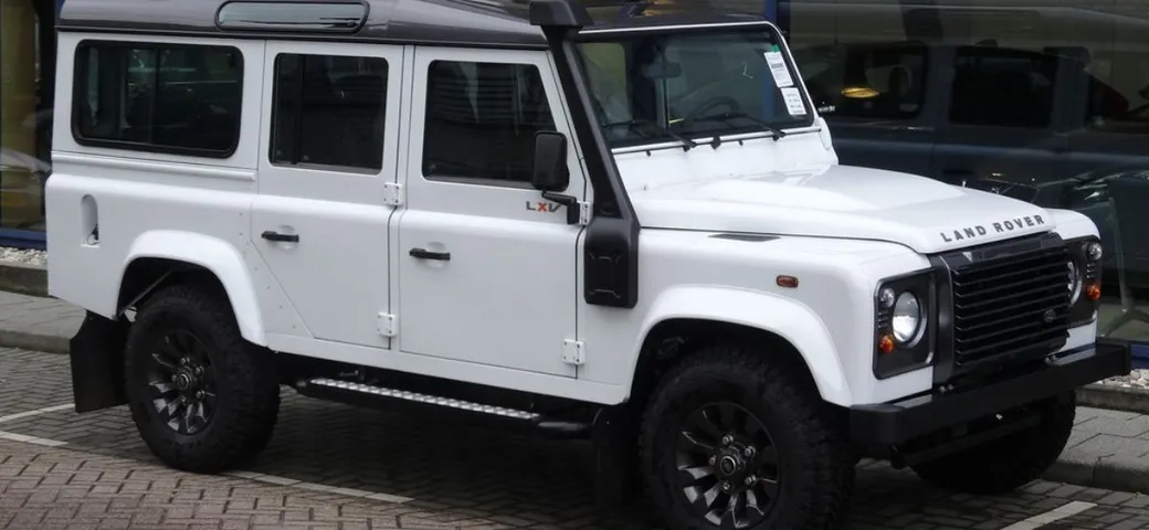 Ruba un Land Rover Defender, rimane impantanato e chiede soccorso su Facebook