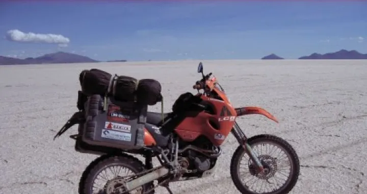 Foto del giorno: KTM 625 SXC in Bolivia sul Salar Uyuni