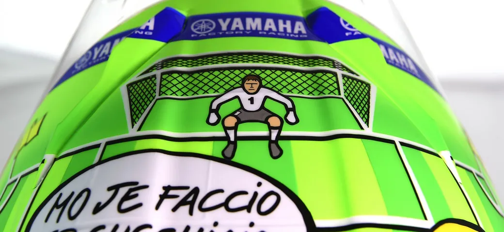 'Mo je faccio er cucchiaio' Valentino Rossi dedica il casco a Totti