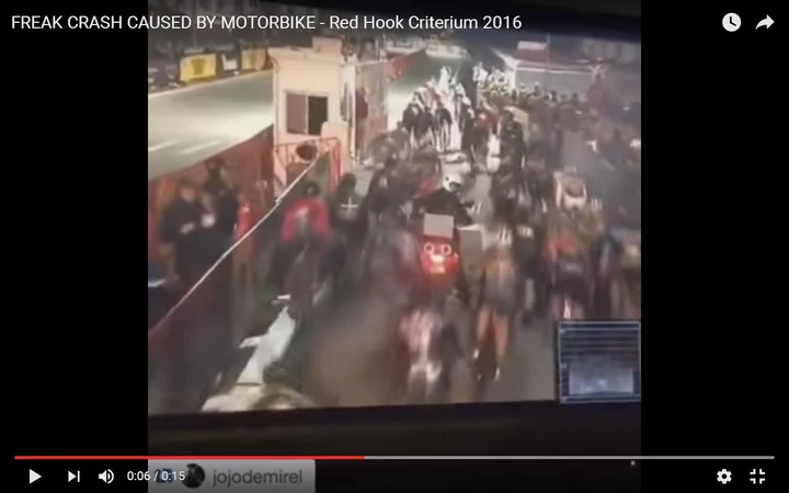 Motociclista provoca caduta multipla in un giro ciclistico [Video]