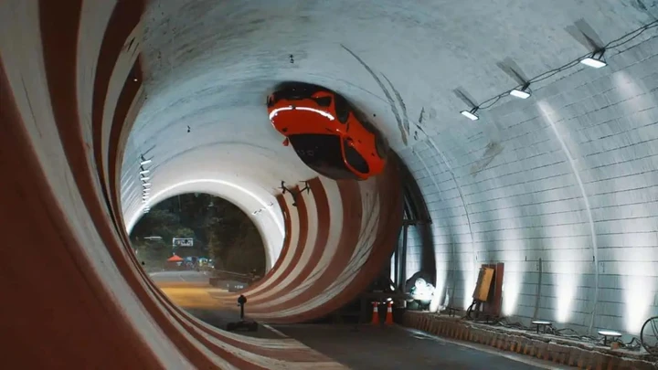 Il SUV completa un giro a 360° a 130 km/h, impresa per un'auto di serie