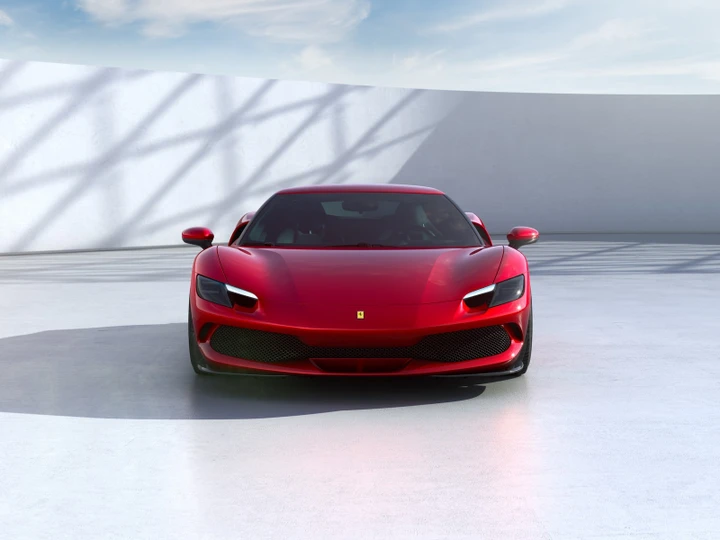 Ferrari Purosangue: sarà anche ibrida plug-in?