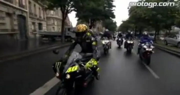 Il video di Rossi per le strade di Parigi sulla Yamaha R1