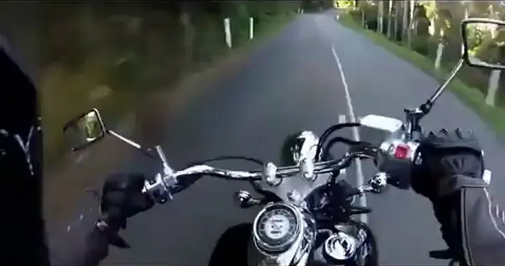 Frontali tra due moto