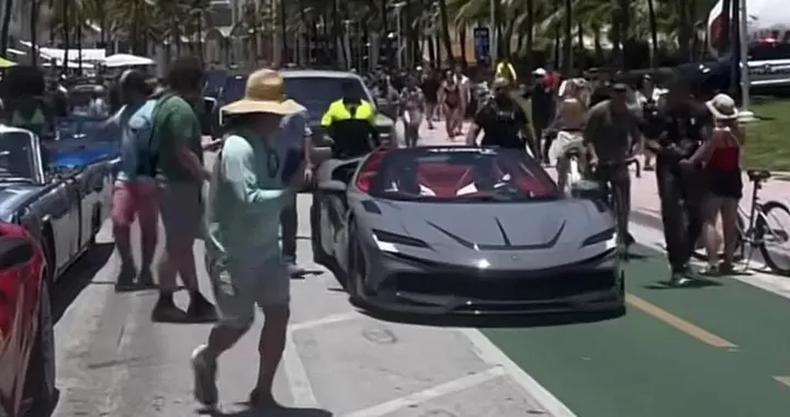 Ronaldinho a Miami con una Ferrari SF90 Spider Mansory da oltre 1.000 CV