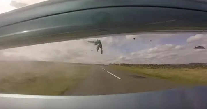 Schianto frontale in moto, si salva grazie all'airbag [Video]