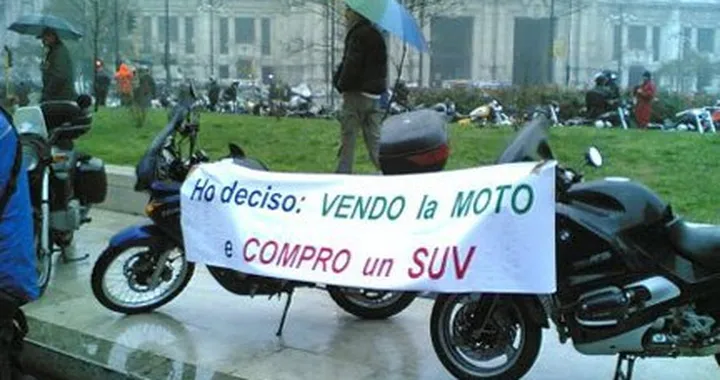 Manifestazione contro il blocco delle moto Euro-0