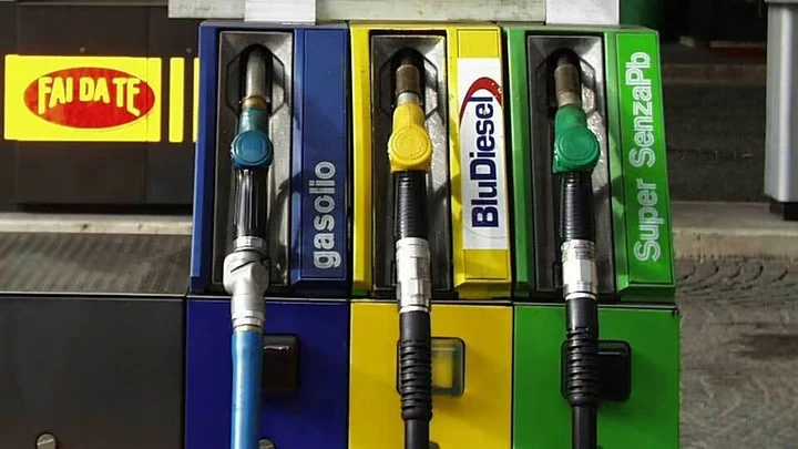 Prezzi dei carburanti ai minimi storici: benzina e gasolio sono più convenienti