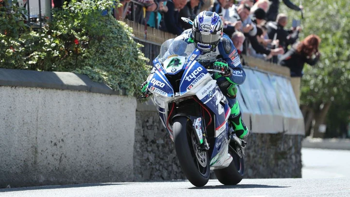 Tourist Trophy: Hutchinson vince in SBK con Dunlup out