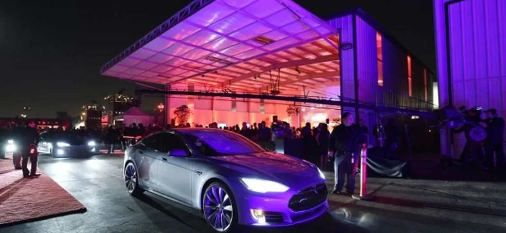 La Tesla Model S P85D introduce un secondo motore elettrico